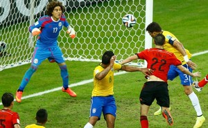 3.+Brazil's+Thiago+Silva+(top+R)+heads+the+ball+but+fails+to+get+it+past+Mexico's+Guillermo+Ochoa+(L)+during