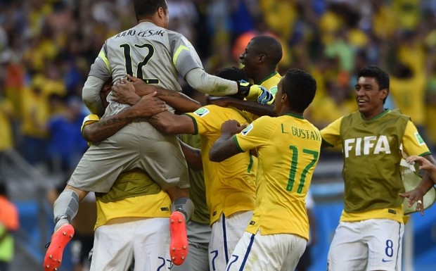 Brazil's+goalkeeper+Julio+Cesar+(L)+celebrates+with+his+teammates+during+the+penalty+shootout+with+Chile+in+their+2014+World+Cup