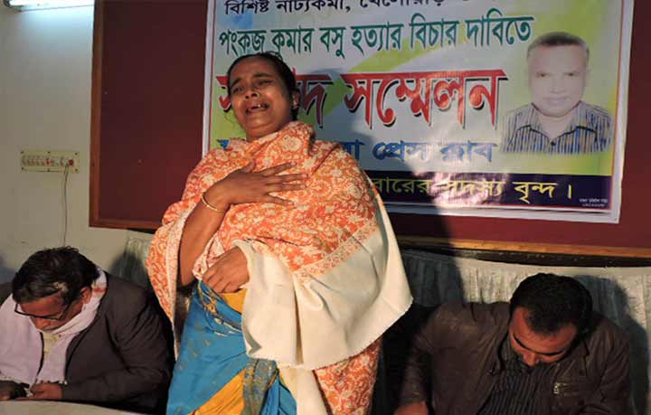সংবাদ সম্মেলনে বক্তব্য রাখছেন নিহতের স্ত্রী
