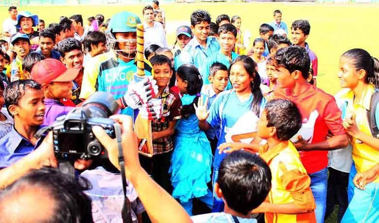 বাচ্চাদের সঙ্গে সাকিব আল হাসান