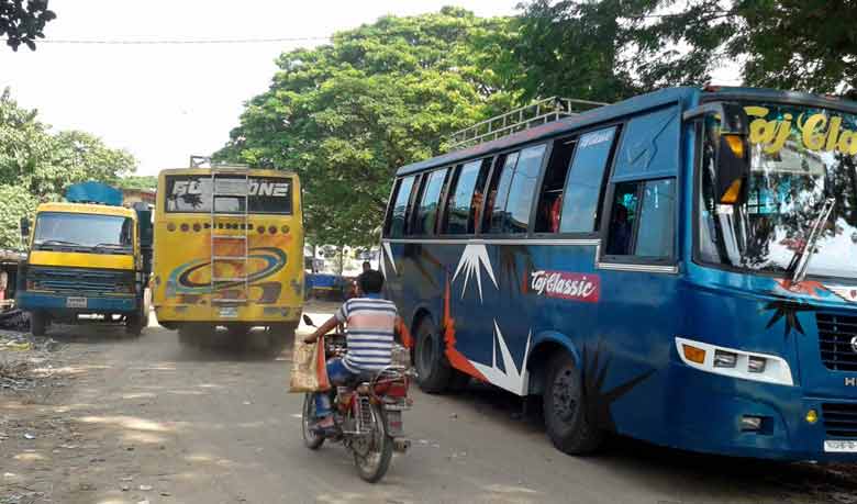এভাবেই গাড়ি দাড়িয়ে থাকে