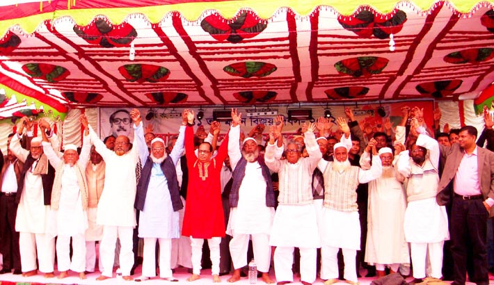 মাগুরাতে মৃত্যুর কিছুদিন আগেই বিজয় দিবসের অনুষ্ঠানে জেলা আওয়ামী লীগের নেতৃবৃন্দের সাথে জনাব আলতাফ হোসেন।ছবিতে ডান থেকে ৫ম।